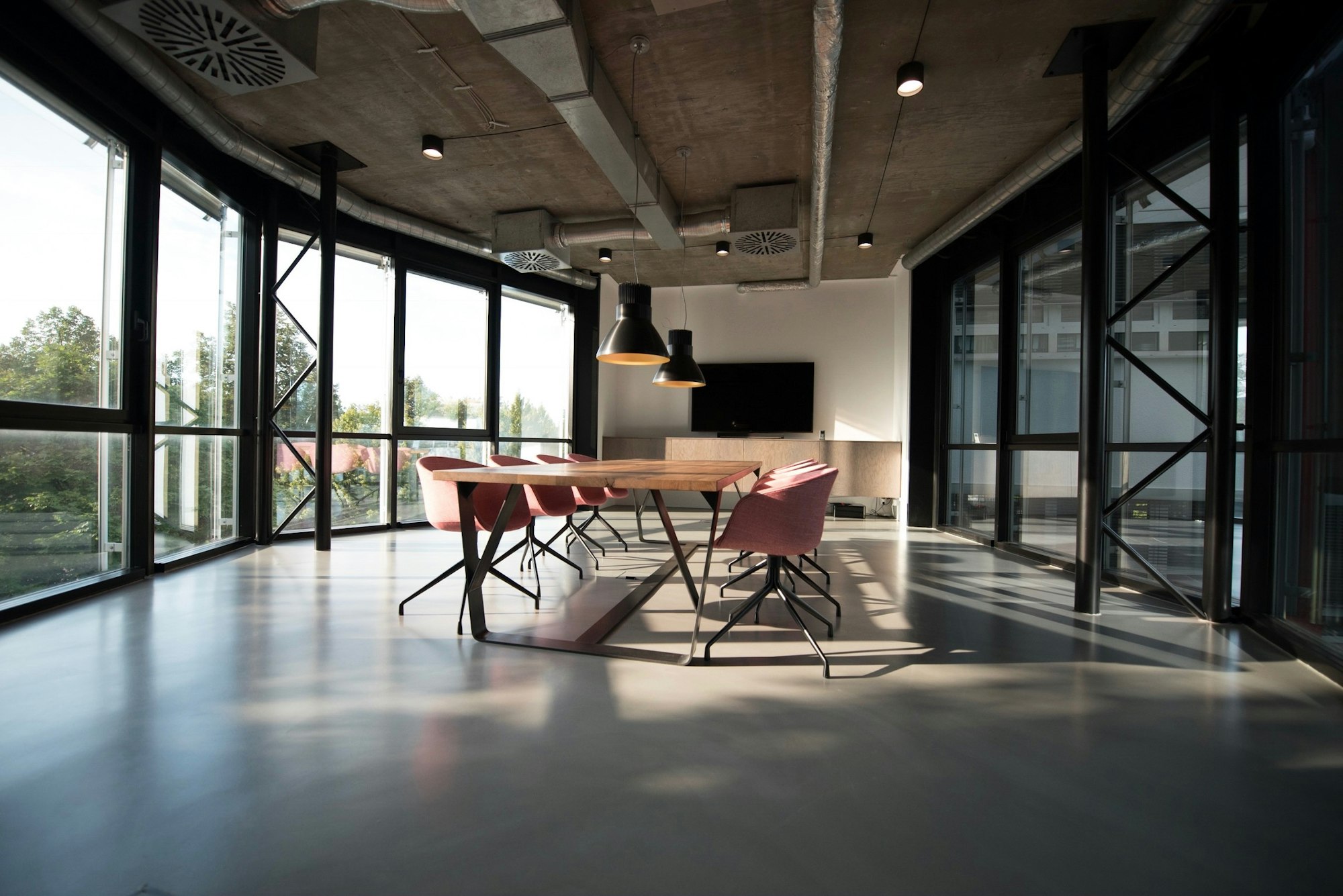Bureau à aire ouverte avec grandes fenêtres